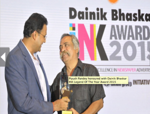 Girish Agarwal presenting INK LEGEND award to Piyush Pandey